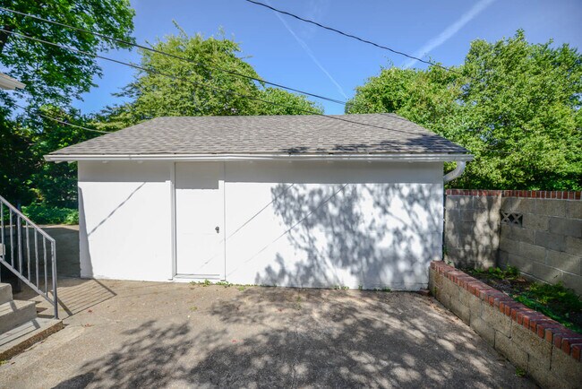 Building Photo - 3590 Shirlwood Ave