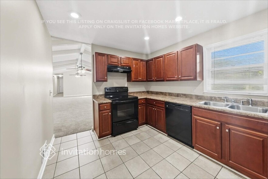 Building Photo - 624 Princess Cir