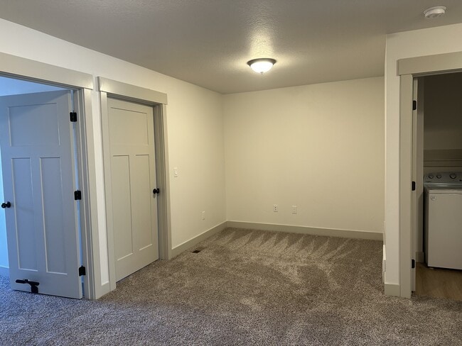 Building Photo - 852 250 N