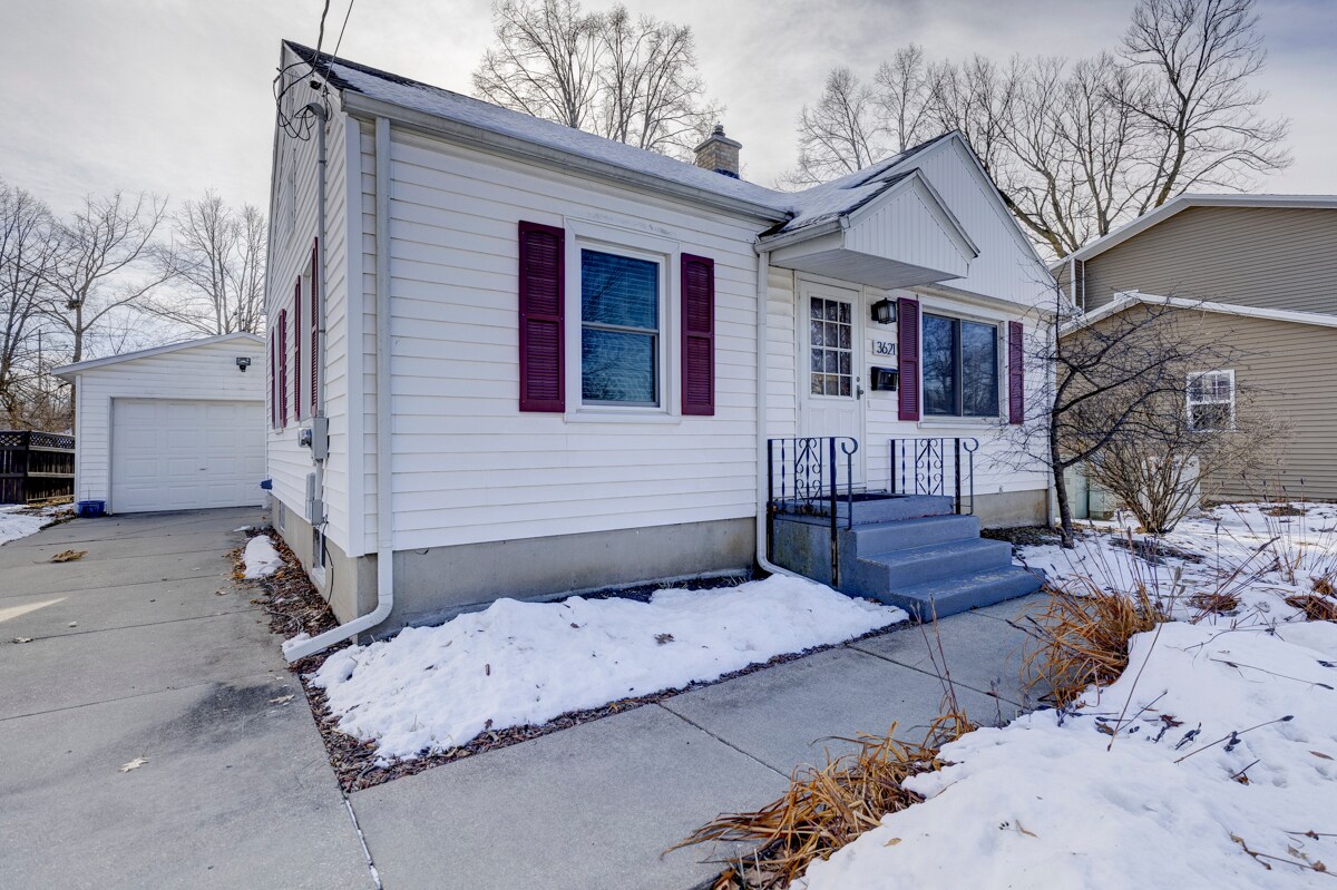 Building Photo - 3621 Dennett Dr