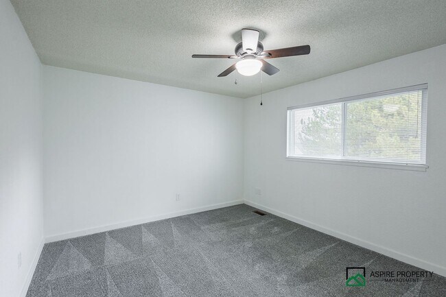 Building Photo - New Renovated 2 Bed 2 bath Townhome