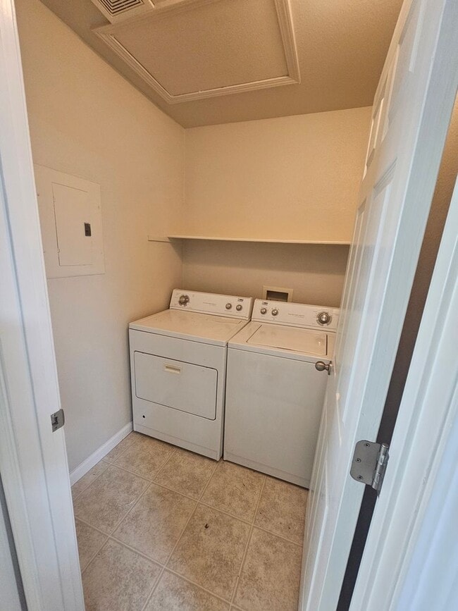 Building Photo - Spacious 3-Bed, 2-Bath Duplex with Private...