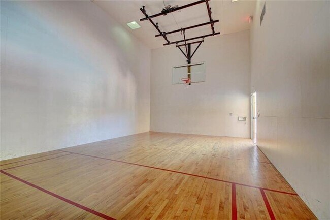 Building Photo - 1312 Villa Cir