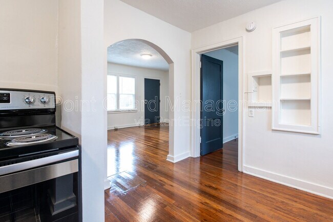 Building Photo - 621 N Broadview Ave