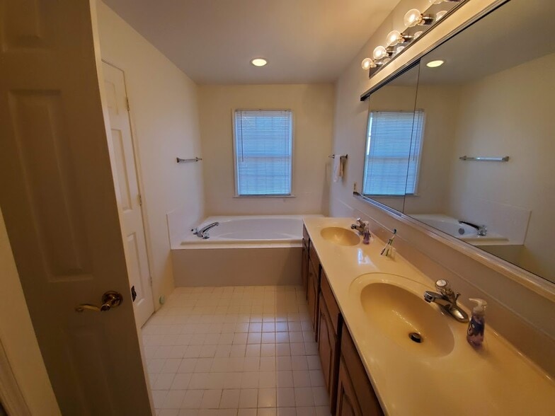 Building Photo - 907 Hidden Moss Dr