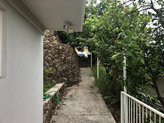 Building Photo - Private Duplex Home Across from Kahala Mall