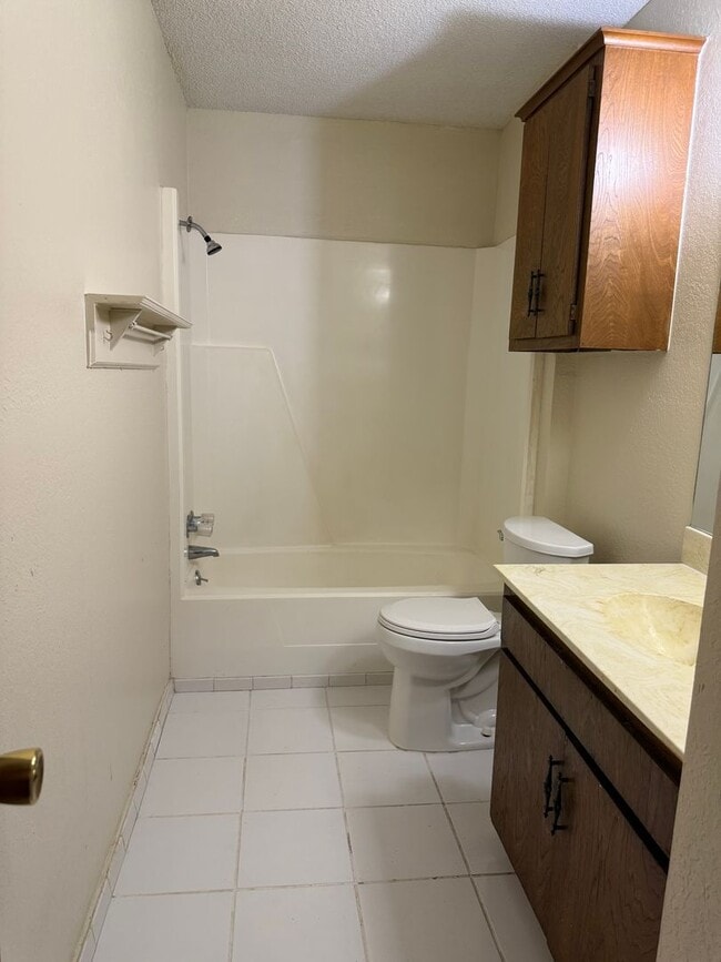 Building Photo - A 3 bed, 2 bath Duplex in Broken Arrow