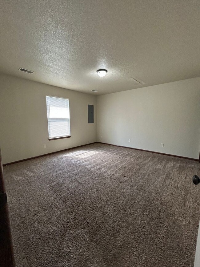 Building Photo - 132 SE Rock Garden Ln