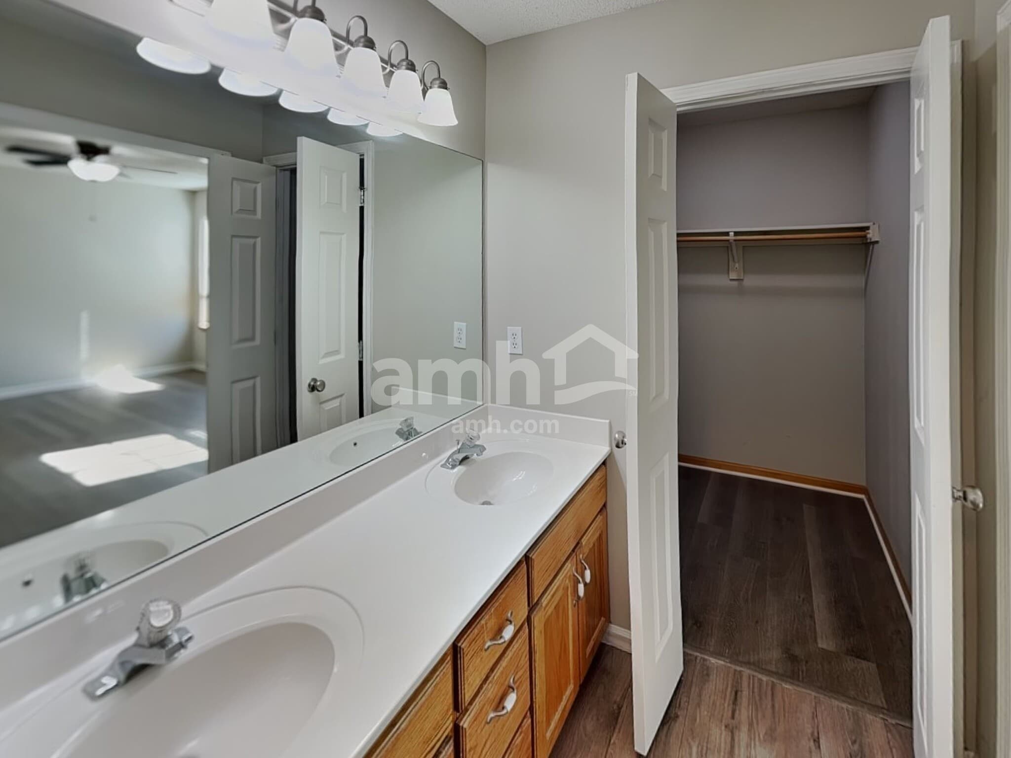 Building Photo - 1015 Bristol Dr