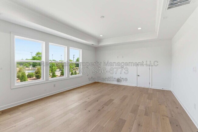 Building Photo - 4016 Dahlia Dr