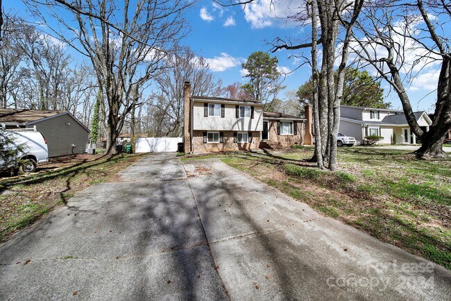 Building Photo - 6230 Holly Knoll Dr
