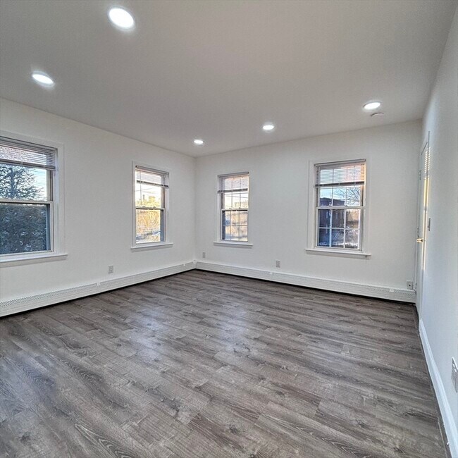 Building Photo - 12 Pine St