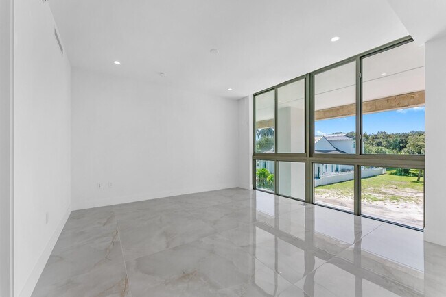 Building Photo - 485 E Royal Palm Rd