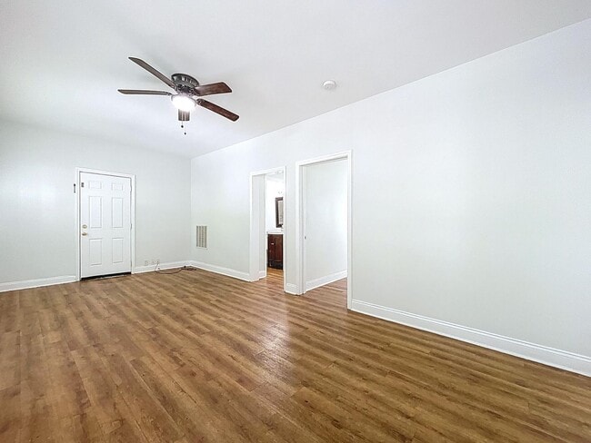 Building Photo - 1/1 in Central Lakeland with a great side ...