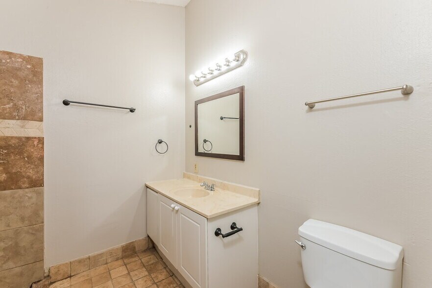 Building Photo - 1100 Creekwood Cove