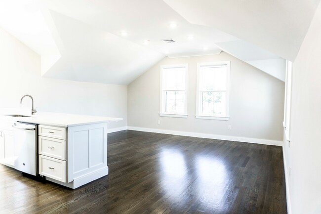 Building Photo - 81 Linden St