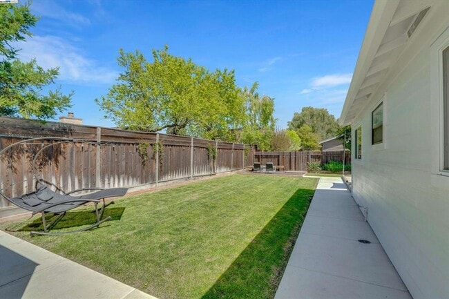 Building Photo - Live in a Modern Luxury 3BR/2BA Home with ...