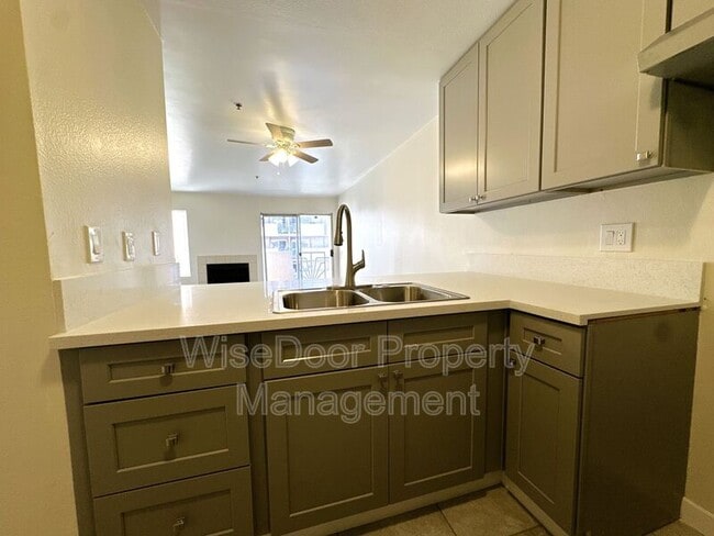 Building Photo - 450 E 4th St