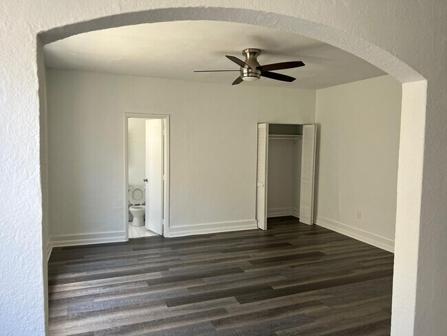 Building Photo - LARGE Studio in South Beach