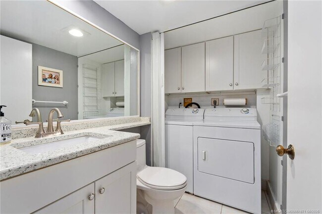 Building Photo - 5616 SE Riverboat Dr