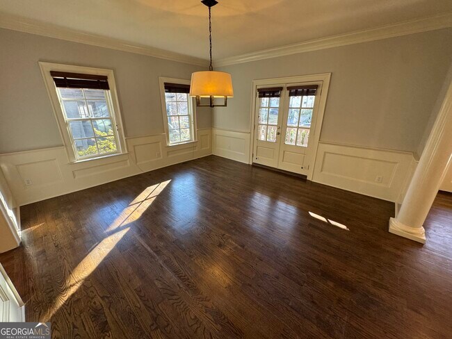 Building Photo - 1092 McLynn Ave NE