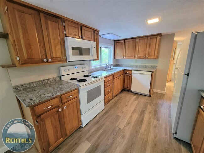 Building Photo - Charming 2 Bedroom Home --- Walking Distance to Campus!