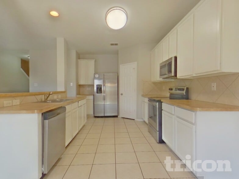 Building Photo - 3005 Glenrose Dr