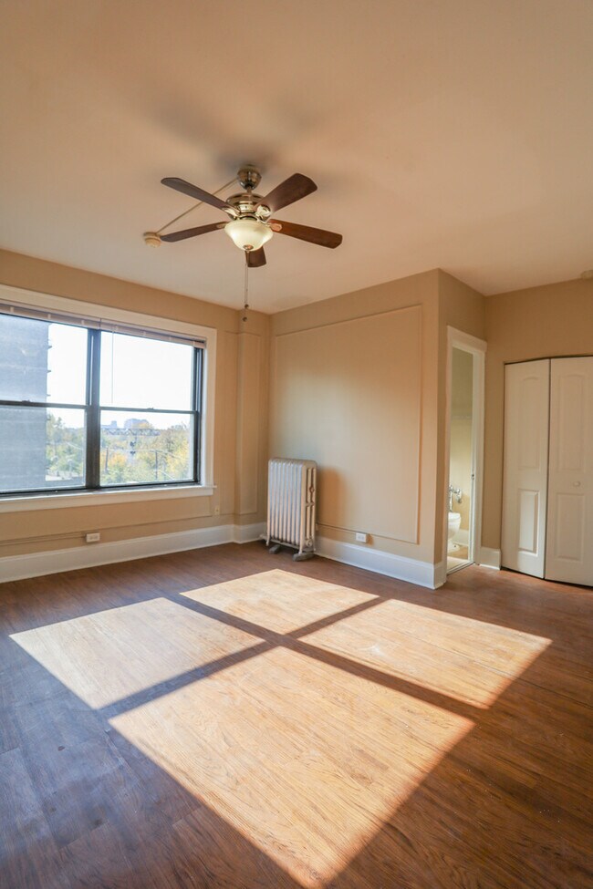 Building Photo - 5326 S Cornell Ave