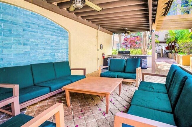 Building Photo - 520 SE 5 Ave