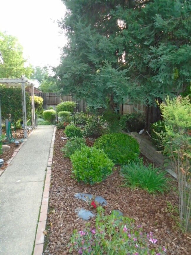 Building Photo - NICE TWO STORY, 3 BEDROOM, 3 FULL BATHROOM...