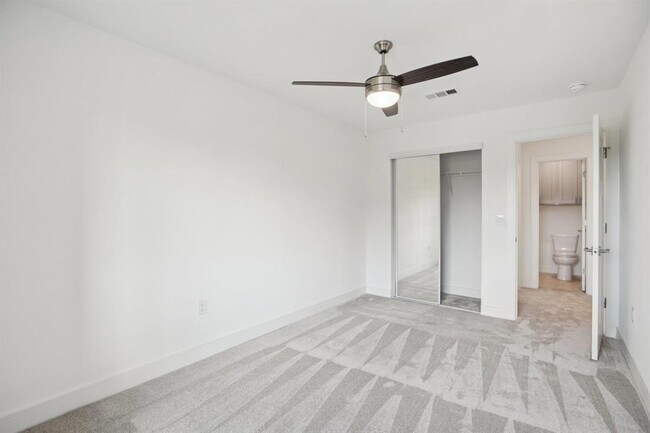 Building Photo - 302 Tesla Cir