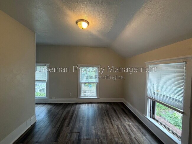 Building Photo - 909 Oak St