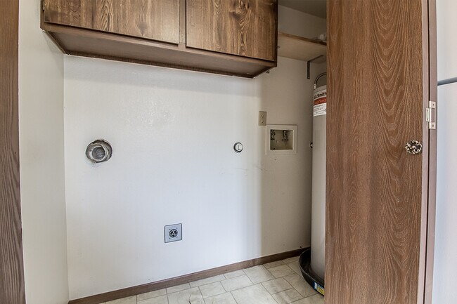 Building Photo - 4536 S Donald Ct