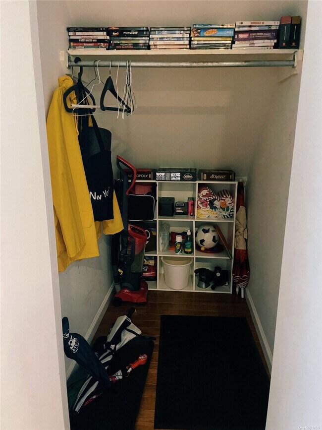 Building Photo - 90-17 Holland Ave