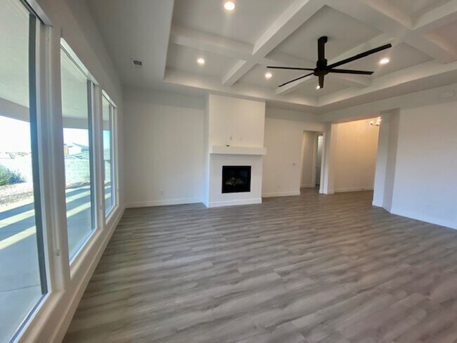 Building Photo - SPACIOUS HOME FOR RENT!