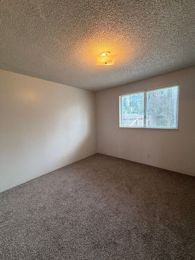 Building Photo - 2-Bedroom Duplex in Thurston