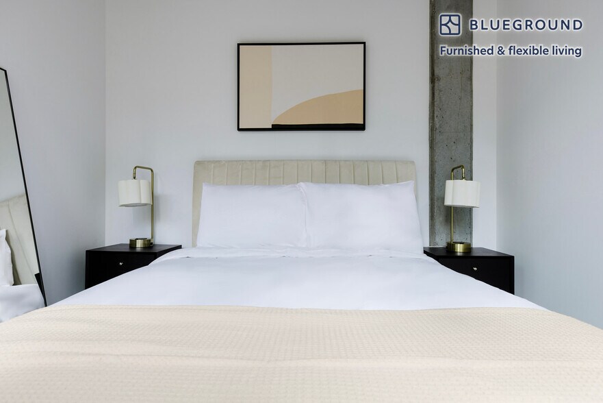 Building Photo - 215 W Lake St