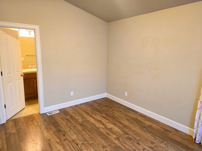 Building Photo - *MOVE IN SPECIAL* $700 off first months re...