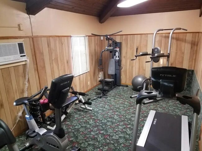 Building Photo - 480 N Laurel Dr