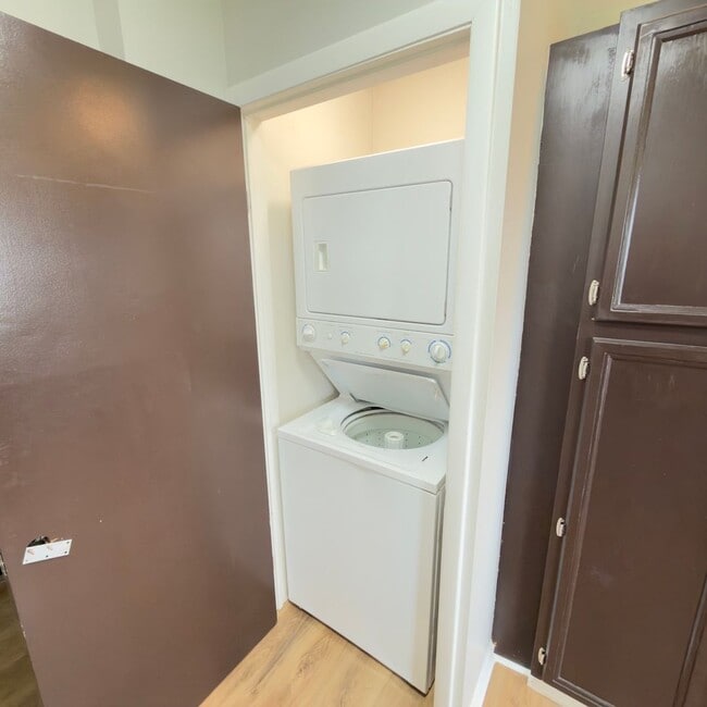 Building Photo - 2 Bedroom Upper Duplex in Breton Village!