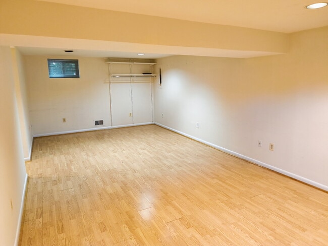 Building Photo - Centrally Located McLean Home with Ample S...