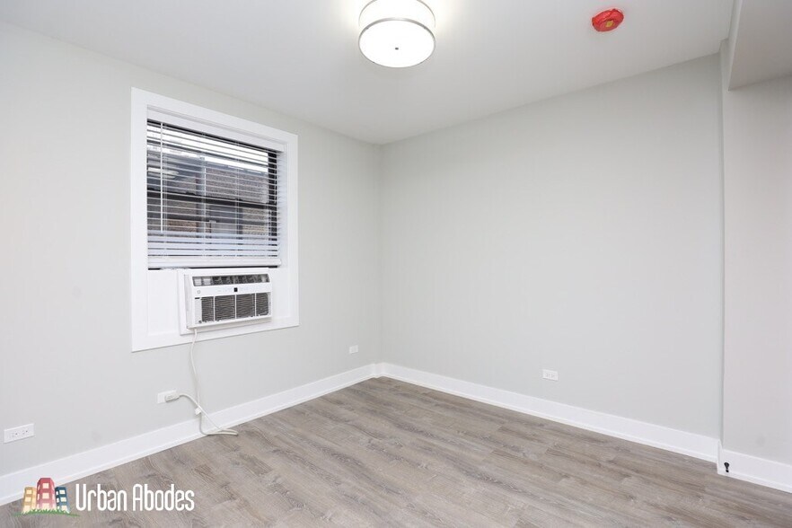 Building Photo - 515 W Belmont Ave