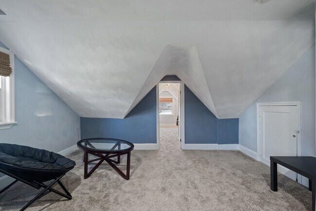 Building Photo - 3221 Locust Ave