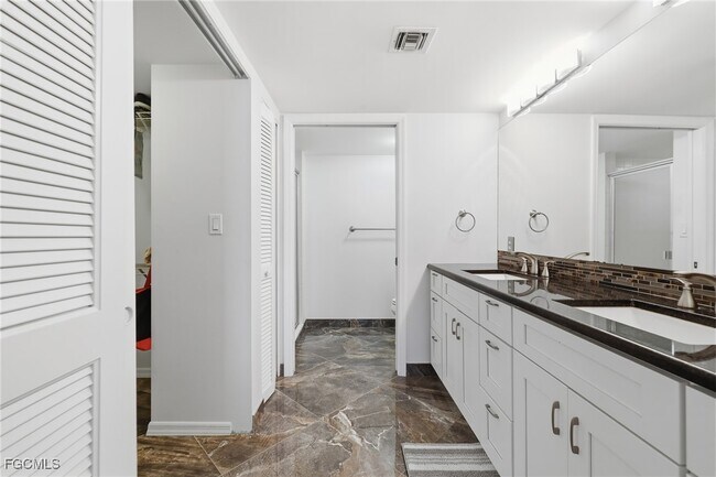 Building Photo - 6585 Nicholas Blvd