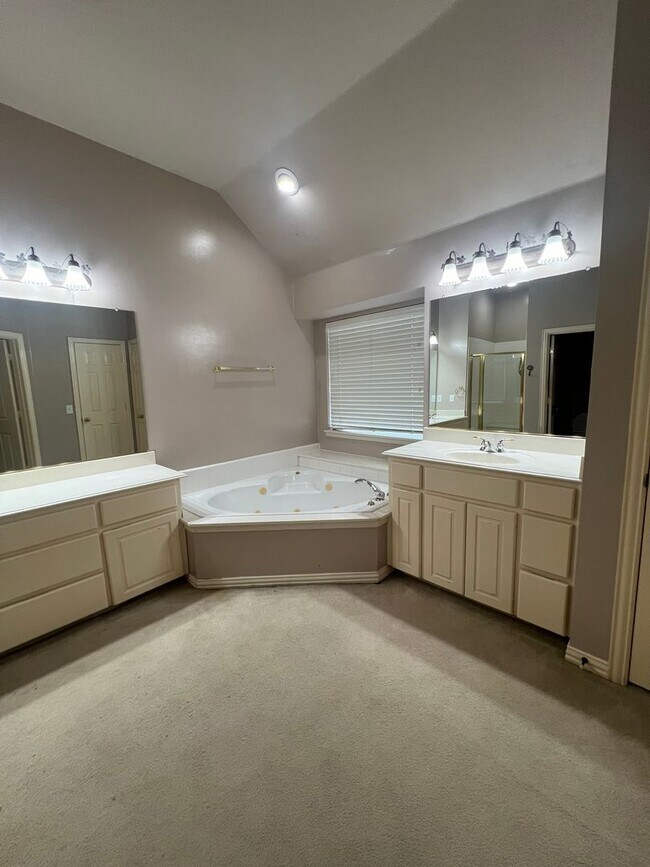 Building Photo - Custom Goodman home in Crimson Ridge w Pool!