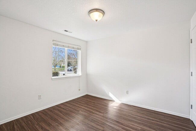 Building Photo - Beautiful 4BR/2BA Single-Level Home in Heart of McMinnville