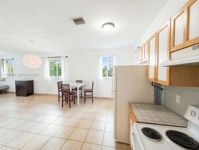 Building Photo - 404 NE 27th St