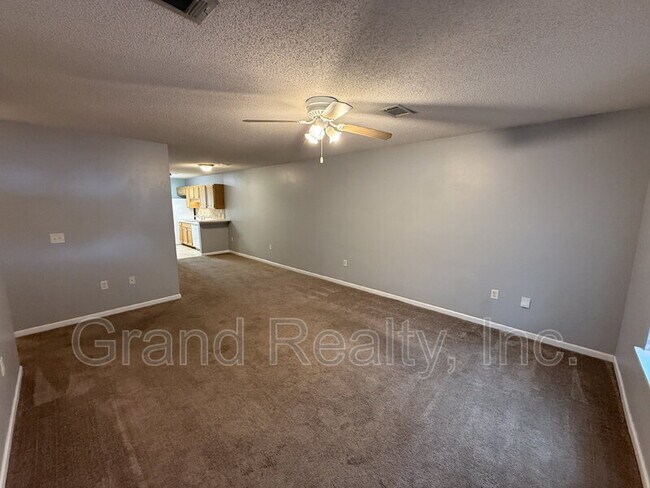 Building Photo - 1015 Peakview Dr