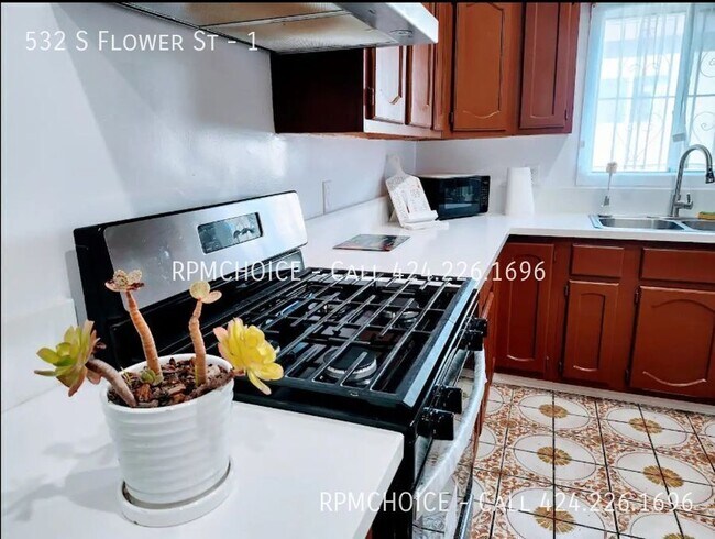 Building Photo - 532 S Flower St