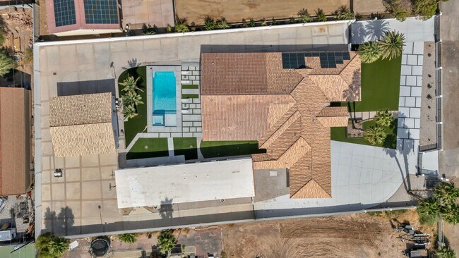Building Photo - Meticulously renovated single-story contem...